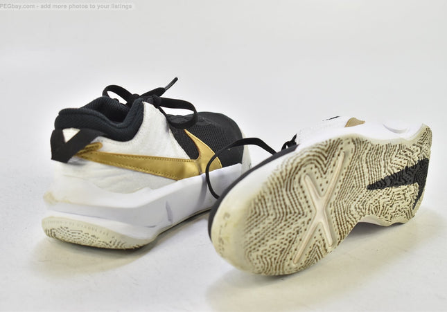 Nike Team Hustle Damen Sportschuhe Sneaker  Gr. 37,5 Nr. 26-T 1206